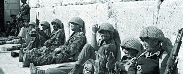 Soldados israelíes en el Muro de los Lamentos, 1967