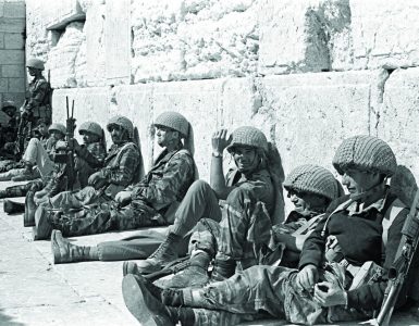 Soldados israelíes en el Muro de los Lamentos, 1967