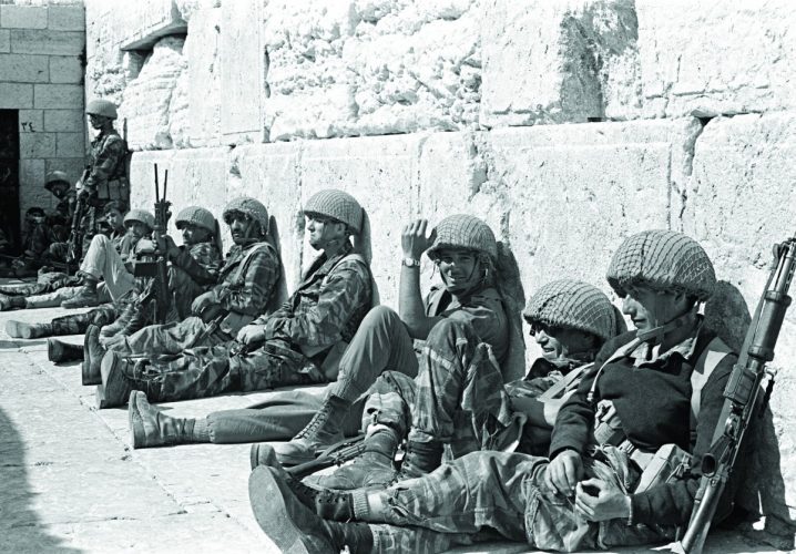 Soldados israelíes en el Muro de los Lamentos, 1967