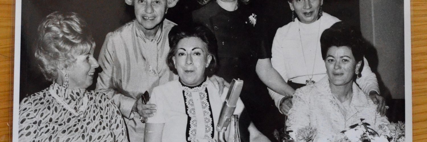 De la foto de izquierda a derecha de pie: Grete Katz, María Peretzman y Runia Lasky. Sentadas: Sara Dumont, Rosario Castellanos y Esther Comarofsky. 1971.