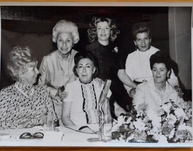 De la foto de izquierda a derecha de pie: Grete Katz, María Peretzman y Runia Lasky. Sentadas: Sara Dumont, Rosario Castellanos y Esther Comarofsky. 1971.