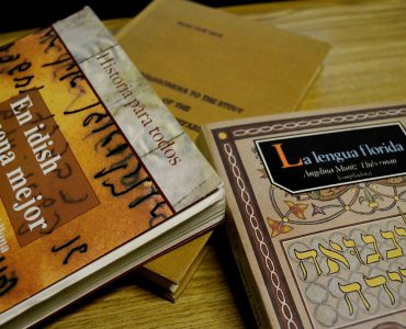 Refranes en idish y ladino.